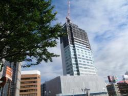 緑に映える､ﾗﾝﾄﾞﾏｰｸﾀﾜｰ