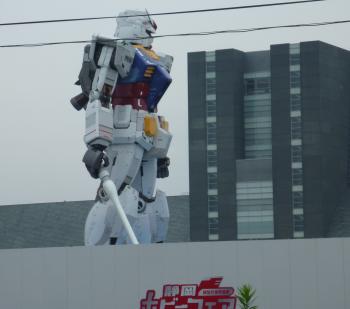 ガンダム出現。