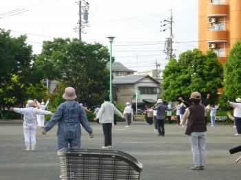 公園の朝　ﾗｼﾞｵ体操