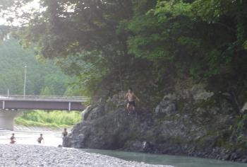 川へ避暑